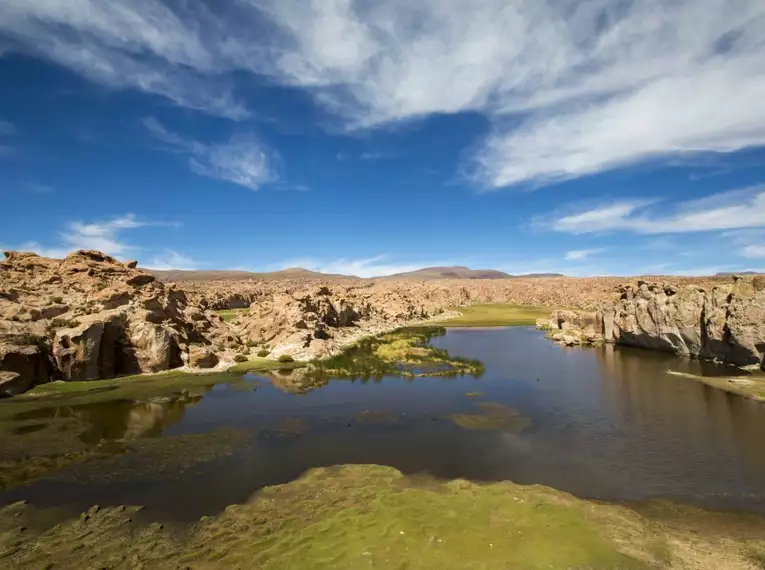 Felsformationen und Lagune in der Wüste Salar de Uyuni, Bolivien.