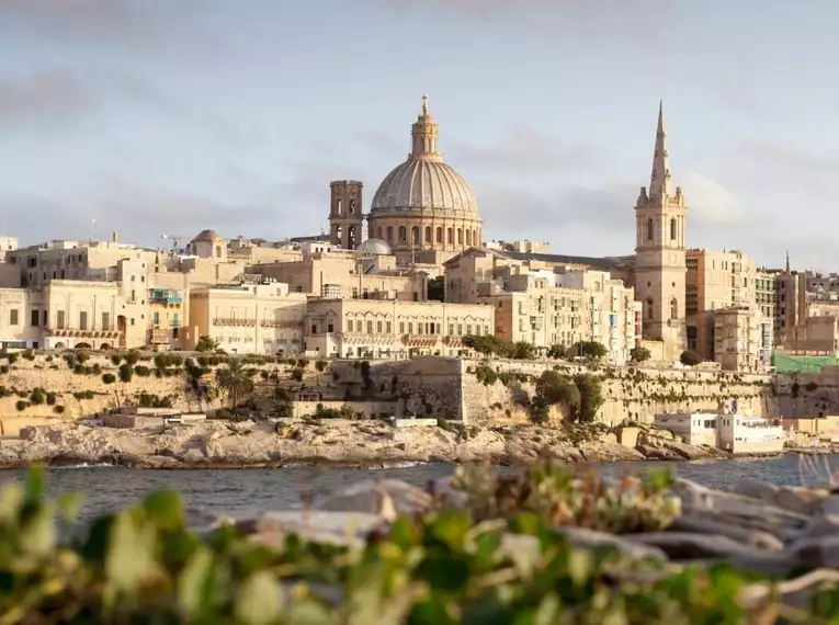 Historische Gebäude und Kathedrale von Valletta am Wasser.