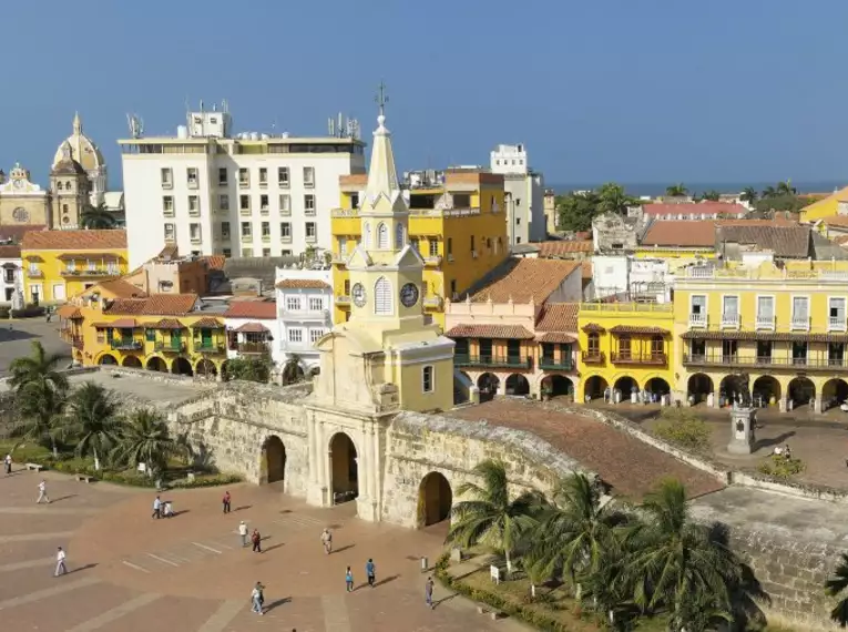 Blick über die historische Altstadt von Cartagena mit bunten Gebäuden und einer Stadtmauer.