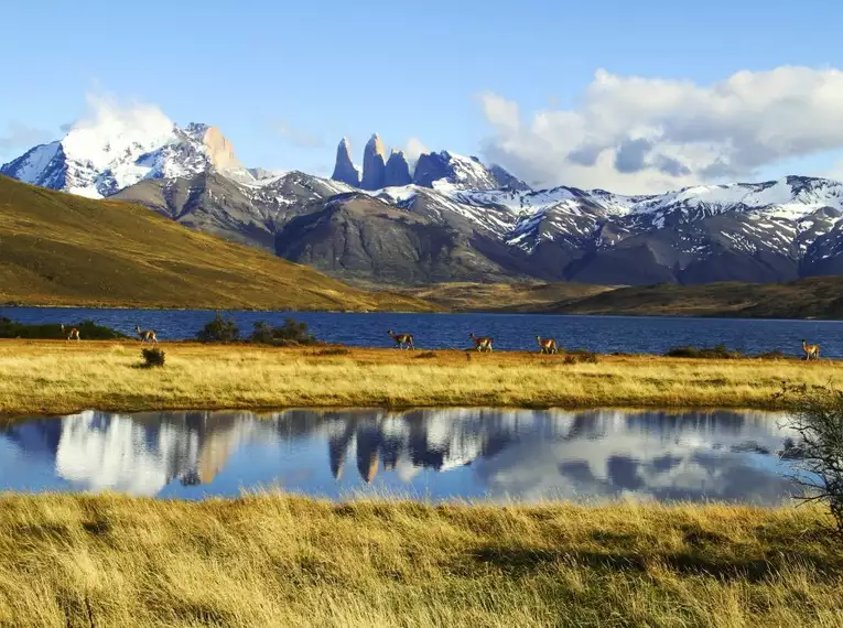 Blick auf schneebedeckte Berge und einen See in Patagonien.