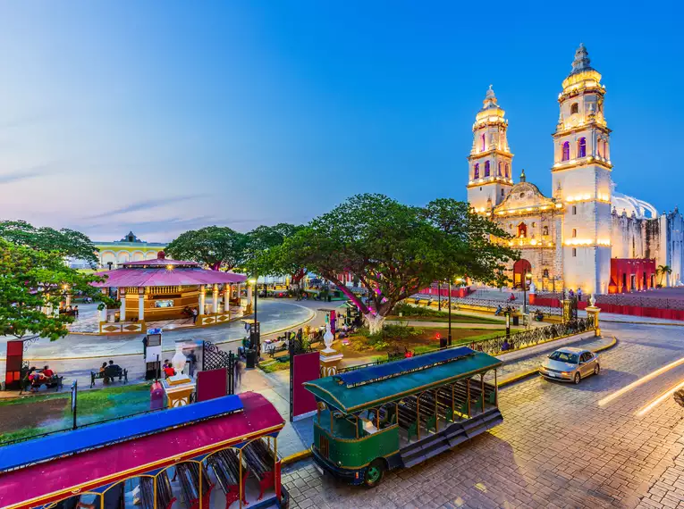 Historische Gebäude in Campeche bei Dämmerung, Mexiko