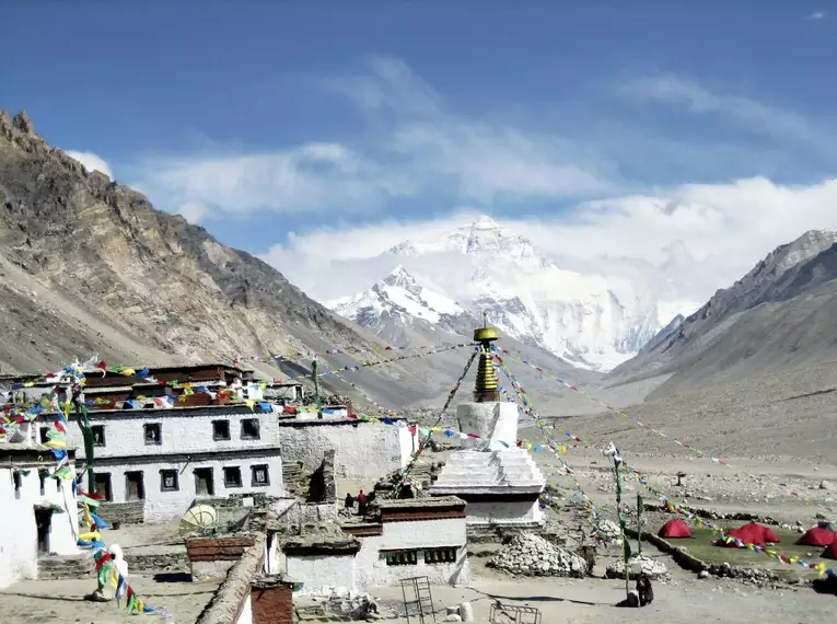 Traditionelles Kloster in Tibet mit Bergen im Hintergrund