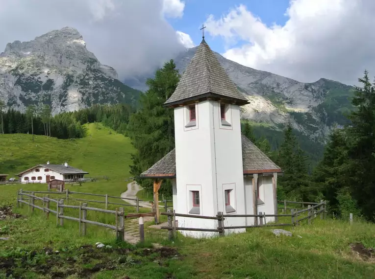 Alte Kapelle mit Bergblick in den Berchtesgadener Alpen.