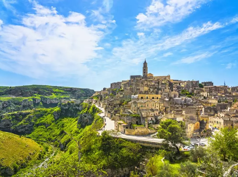 Historische Stadt Matera mit ihren charakteristischen Steinhäusern auf einem Hügel an einem sonnigen Tag in Apulien.