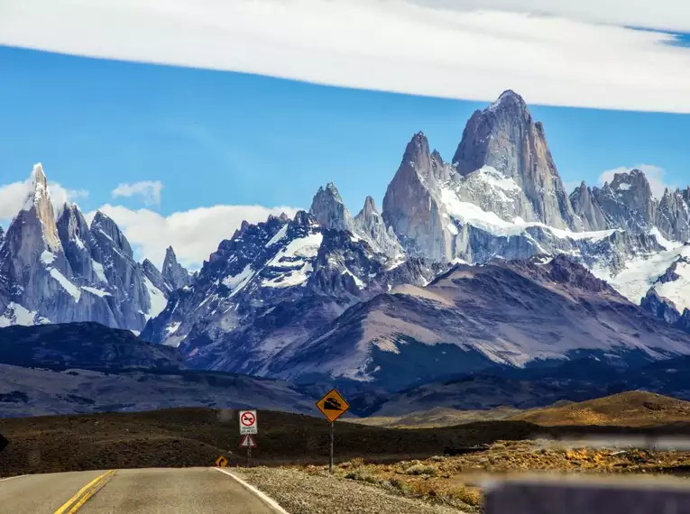 Blick auf majestätische schneebedeckte Berge der Anden in Patagonien, umgeben von einer malerischen Landschaft.