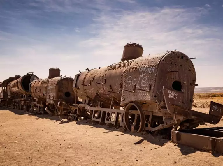 Rostige Lokomotiven in der Wüste von Uyuni, Bolivien