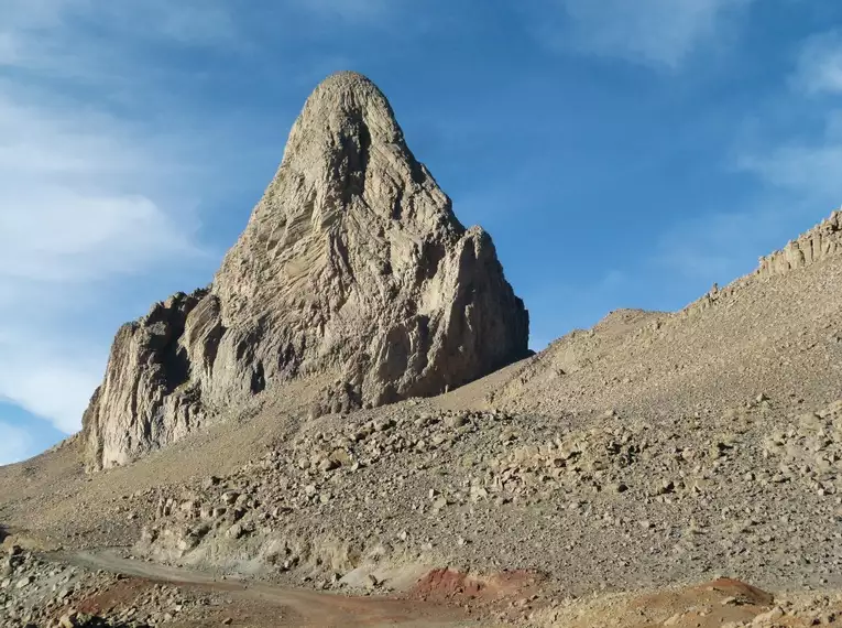 Imposanter Felsen im Hoggar-Gebirge unter klarem Himmel.