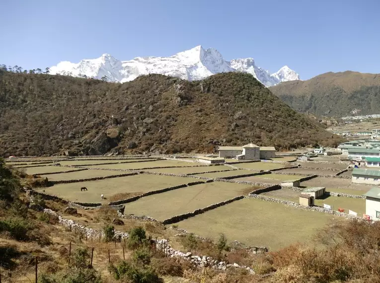 Everest Komfort Trek: Eine Reise durch Nepals majestätische Bergwelt