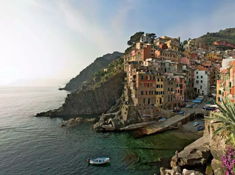 Bunte Häuser auf Klippen am Meer in Riomaggiore, Cinque Terre