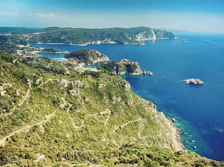 Panoramablick auf grüne Hügel und das blaue Meer von Korfu