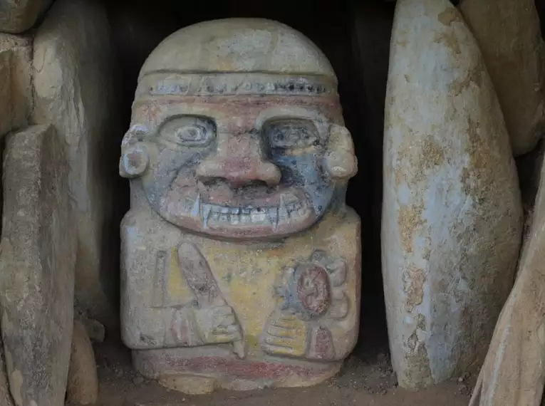 Eine bunte, antike Steinskulptur in San Agustín, Kolumbien.