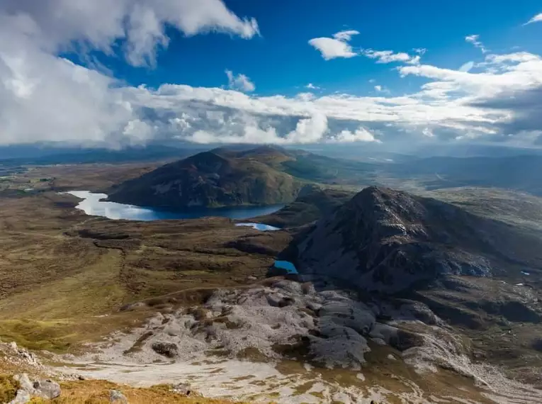 Atemberaubende Berglandschaft mit Seen und Wolken in Irland.