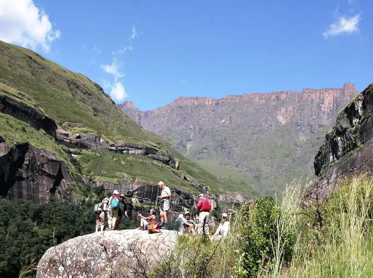 Gruppe von Wanderern in einer malerischen Berglandschaft der Drakensberge, Südafrika.