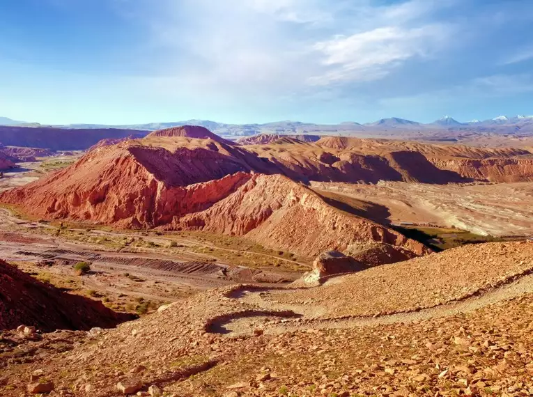 Ansicht der Atacama-Wüste mit ihren beeindruckenden Felsformationen.