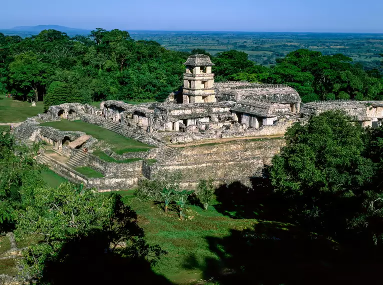 Historische Maya-Ruinen im Einklang mit der umgebenden Natur.