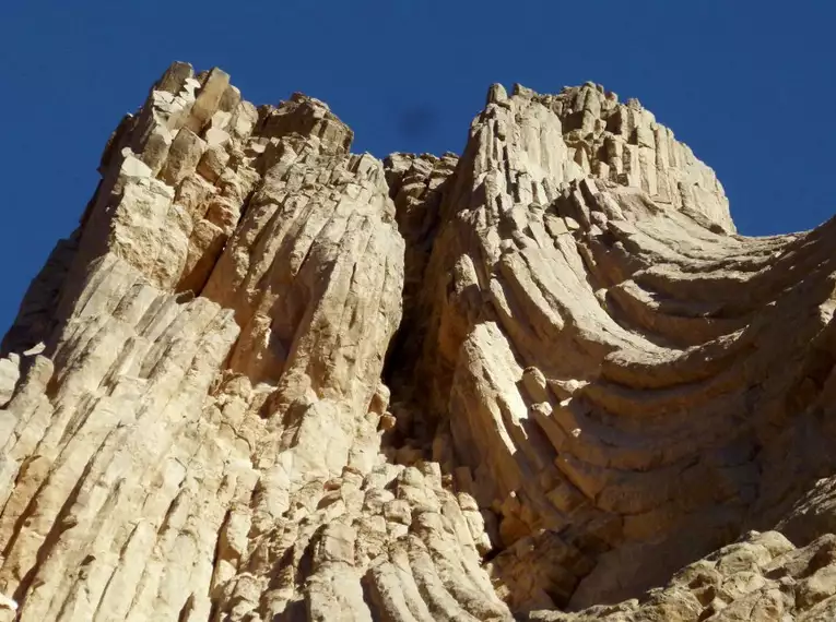 Nahaufnahme beeindruckender Felsformation im Hoggar-Gebirge, Algerien.