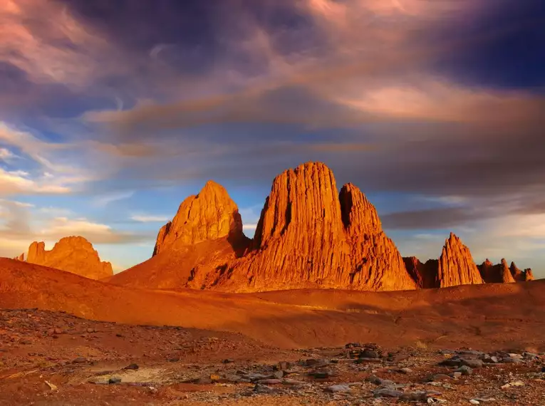 Majestätische Felsformationen im Sonnenuntergang der algerischen Sahara.