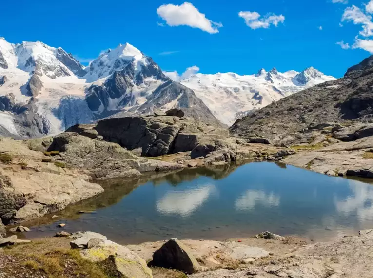 Beeindruckende Aussicht auf schneebedeckte Berge und einen klaren Bergsee im Oberengadin, Schweiz.