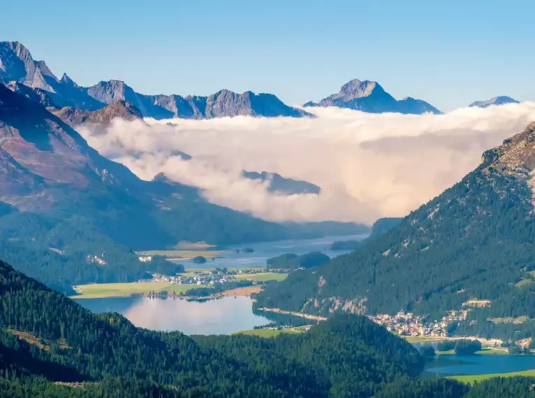 Atemberaubendes Berg- und Seepanorama im Oberengadin bei St. Moritz.