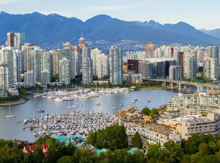 Stadtansicht von Vancouver mit Bergen im Hintergrund und Yachthafen im Vordergrund