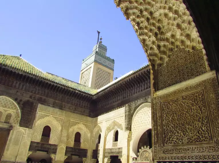 Historische marokkanische Architektur mit verzierten Bögen in Fès.