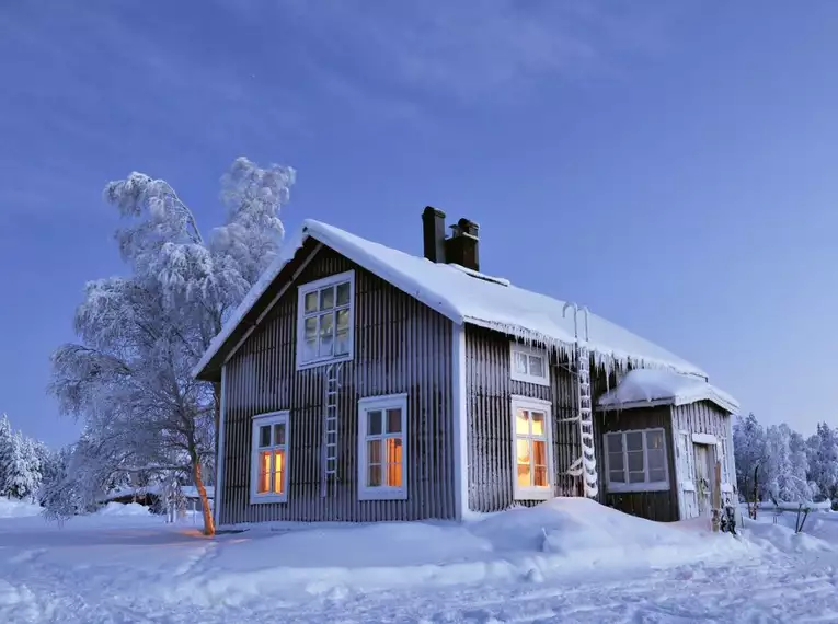 Magische Winteridylle in Schweden: Authentische Naturerlebnisse im Wildnisgehöft Solberget