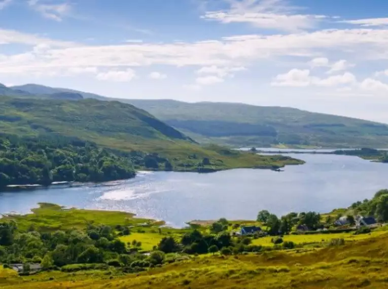 Idyllische Landschaft in Irland, grüne Hügel und See.