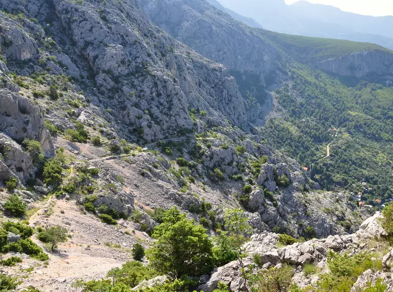 Steiniges Gebirge und grüne Täler der Biokovo-Region in Kroatien.