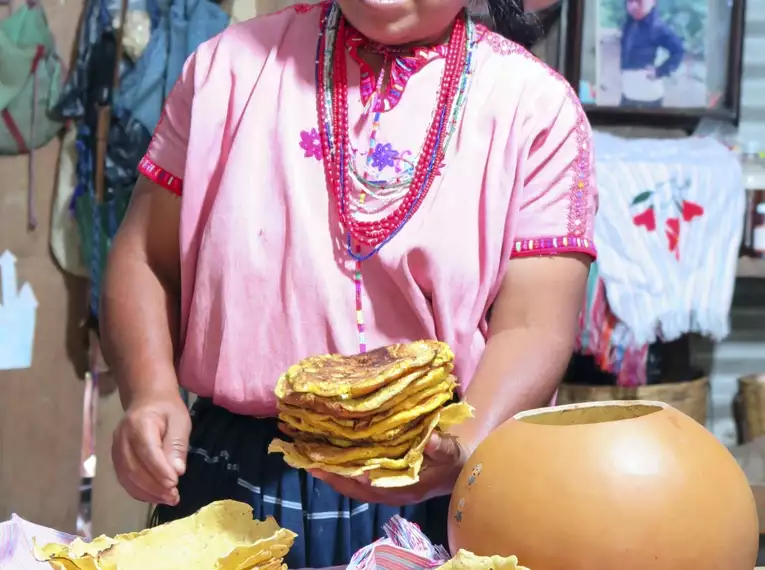 Frau bereitet traditionelle mexikanische Tortillas zu