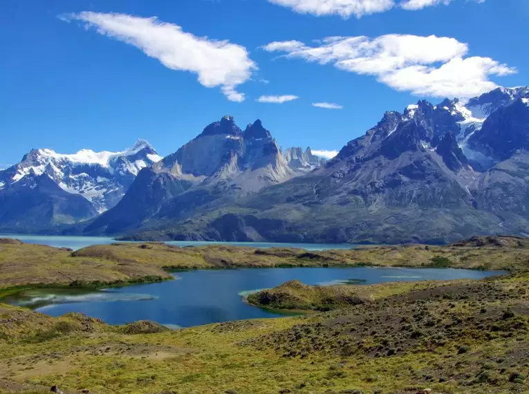 Berglandschaft mit Seen im Torres del Paine Nationalpark, Chile.