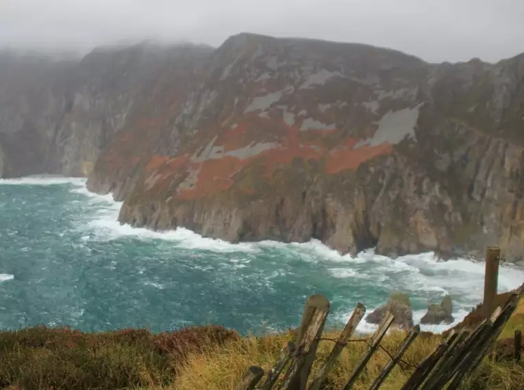 Blick auf die steilen Klippen und das tosende Meer an der irischen Küste.