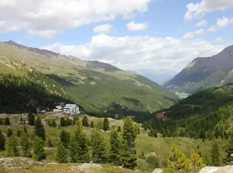 Landschaft im Martelltal mit Blick auf die Zufallhütte und umliegende Berge.