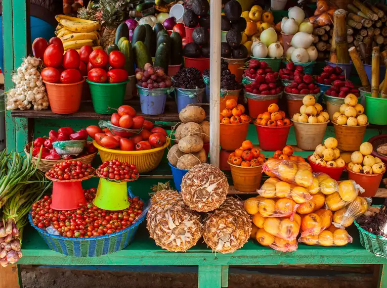 Ein bunter Mix aus Obst und Gemüse auf einem mexikanischen Markt.