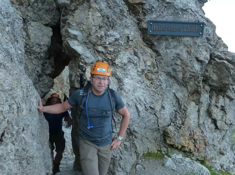 Wanderer passieren das Heilbronner Törle auf dem Höhenweg in den Alpen.