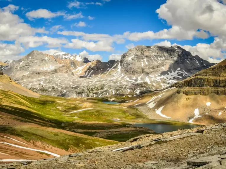 Weite Berglandschaft der Rockies mit blauem Himmel