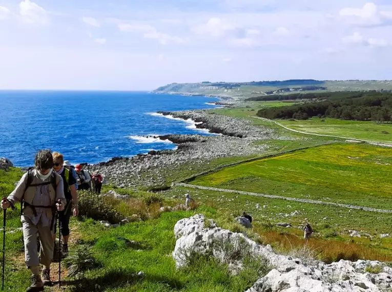 Wanderer an der felsigen Küste Apuliens mit Meerblick