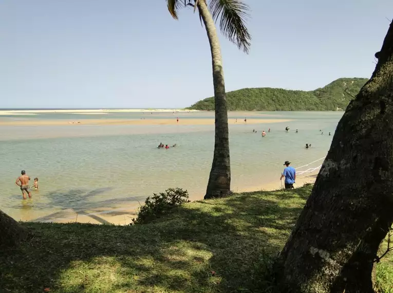 Menschen schwimmen und entspannen an einem Strand in Südafrika.