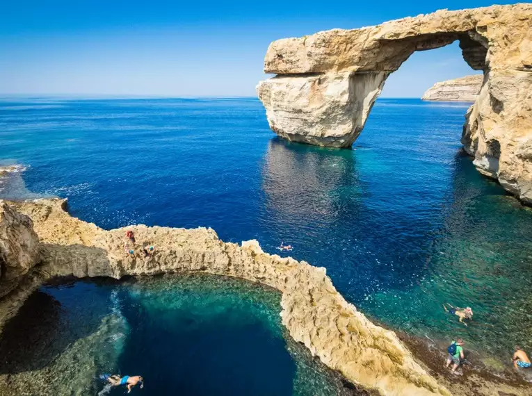 Natürlicher Steinbogen und Klippen am blauen Meer auf Gozo.