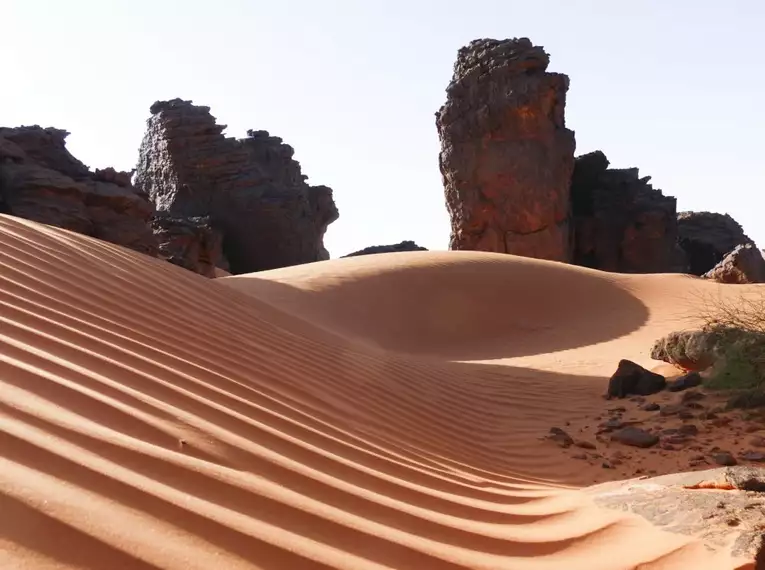 Sanddünen und zerklüftete Felsen im Tassili n'Ajjer Nationalpark, Algerien.