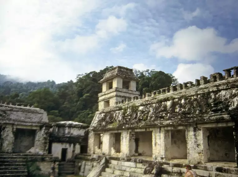 Historische Maya-Ruinen im Dschungel von Palenque, Mexiko.