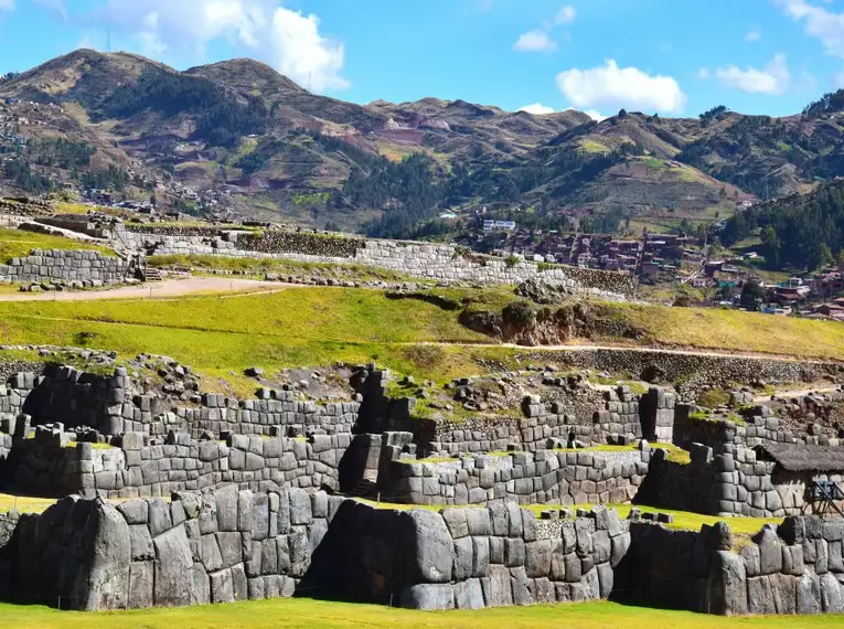 Mächtige Steinmauern von Sacsayhuamán vor Bergkulisse in Peru.