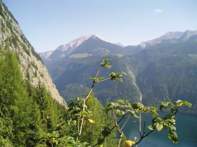 Atemberaubender Blick auf den Königssee, umgeben von den Berchtesgadener Alpen.