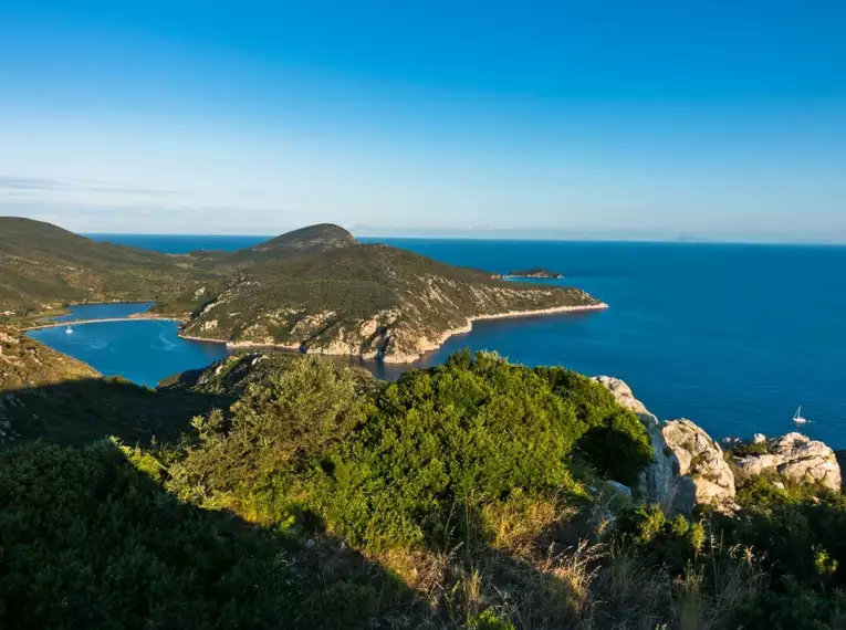 Landschaft Chalkidiki mit Hügeln und Küste am Meer