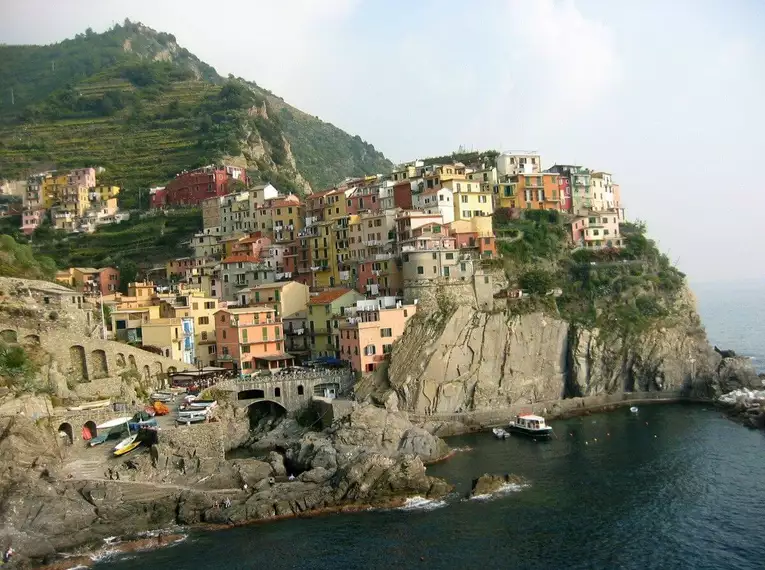 Bunte Häuser des Fischerdorfes Manarola auf Klippe am Meer in Cinque Terre, Italien.