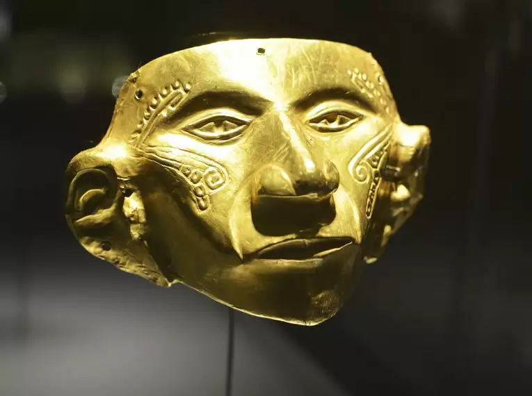 Goldmaske in einem peruanischen Museum ausgestellt.