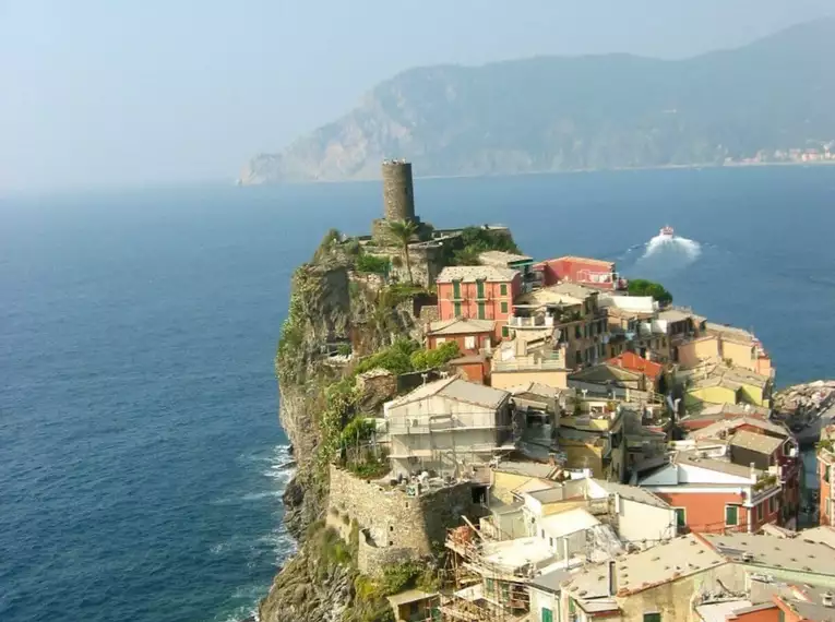 Blick auf das Küstendorf Vernazza in Cinque Terre mit Meerblick