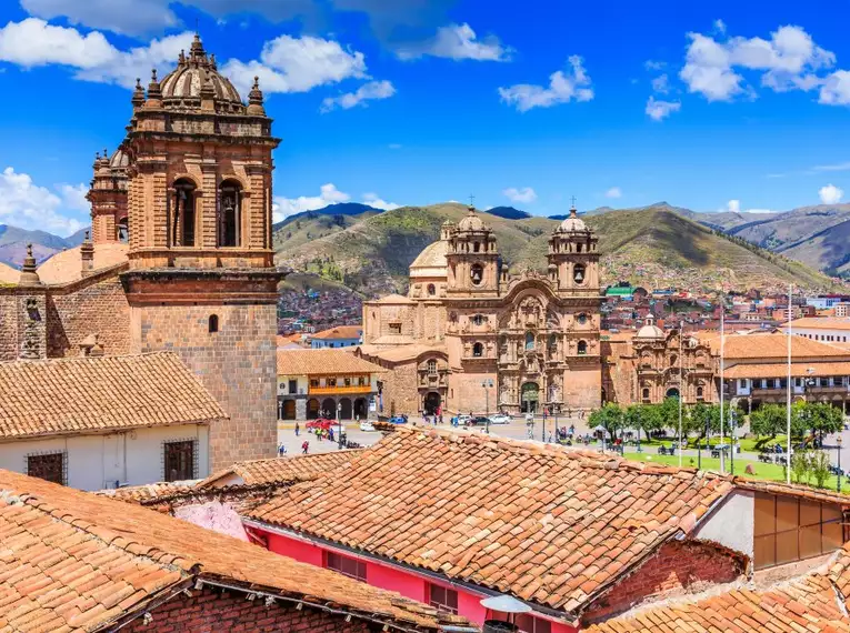 Koloniale Gebäude am Hauptplatz von Cusco, umgeben von Berge.